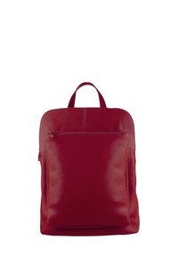Sac à dos en cuir rouge avec une finition texturée, comportant une grande poche zippée à l'avant et une poignée supérieure pour le transport. Forme rectangulaire simple.