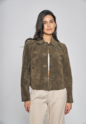 Giacca in camoscio verde oliva con chiusura frontale a bottoni, collo a punta e tasca laterale. Tessuto liscio, taglio corto, con bottoni neri.