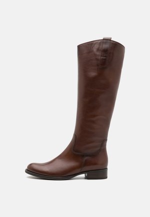 Botte en cuir marron jusqu'au genou avec un bout arrondi et un petit talon carré. Texture lisse, design minimaliste et détail de couture verticale.