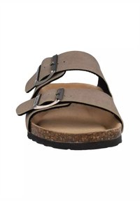 Infradito in suede marrone con due cinturini regolabili e fibbie argento. La soletta in sughero e la suola in gomma nera offrono un contrasto. Design piatto.