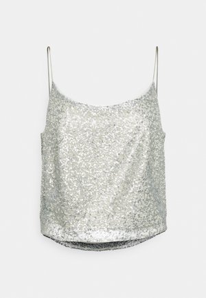 Camisole argent à sequins avec bretelles fines, dotée d'un doublure lisse et d'un ourlet légèrement court. Surface texturée qui reflète la lumière.