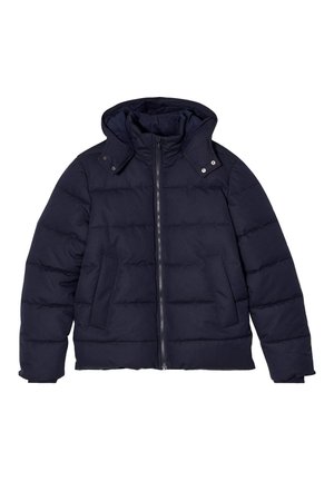 Navy Pufferjacke mit Kapuze, ausgestattet mit einem Reißverschluss und Druckknopf-Details. Gefertigt aus gestepptem, isoliertem Stoff mit Seitentaschen.