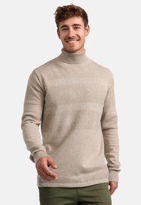 Beige garbó pulóver, texturált mintával, vízszintes csíkokkal, rugalmas mandzsettákkal és bordázott gallérral. Simán kötött anyag.