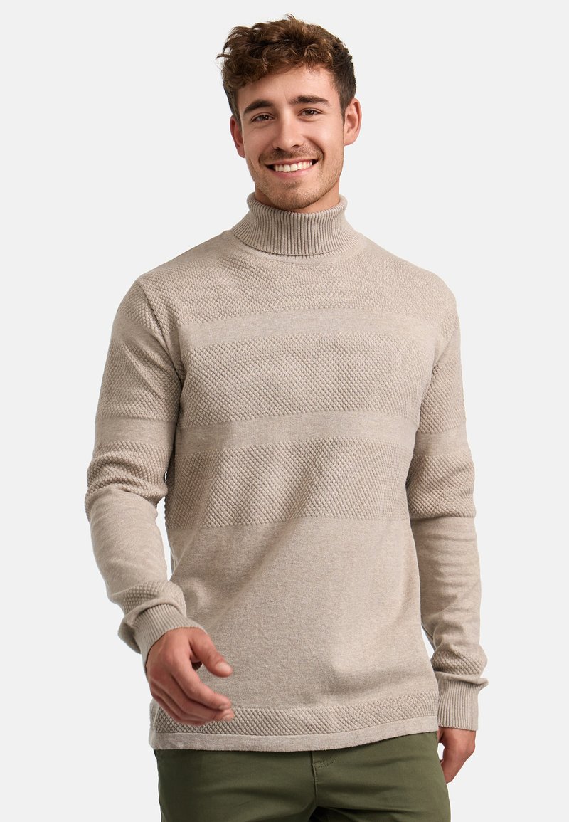 Beige garbó pulóver, texturált mintával, vízszintes csíkokkal, rugalmas mandzsettákkal és bordázott gallérral. Simán kötött anyag.