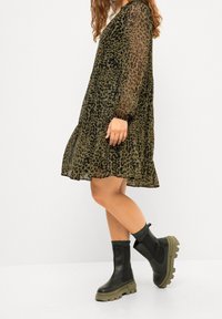 Studio Untold Vapaa-ajan mekko - mustard yellow