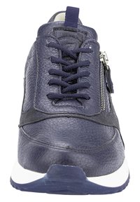 Marinblå lädersneakers med strukturerad yta, rund tå, snörning framtill, sidodragkedja och vit gummisula. Platta skosnören och subtila detaljer.