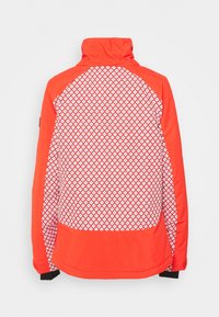 Chaqueta roja con un respaldo estampado con formas de rombos blancos, un alto cuello y acentos negros en los puños. Fabricada en un tejido sintético suave.