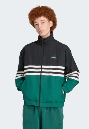 Jaqueta azul e verde com fecho, com riscas brancas, apresentando um colarinho alto e um logo da adidas no peito. Feita de material leve.