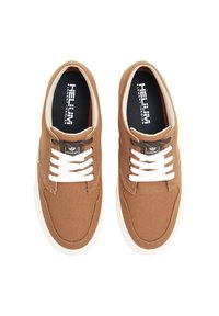 Sneaker in tela marrone con lacci bianchi, caratterizzate da una punta rotonda, superficie testurizzata e suola in gomma bianca a contrasto. Logo del marchio sulla linguetta.