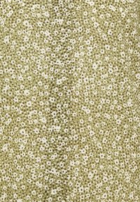 Grønne stof med et blomstermotiv med små hvide og mørkegrønne blomster. Teksturen ser glat ud med en mat finish.