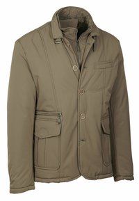 Giacca marrone imbottita con colletto alto, numerose tasche, chiusure a bottone e cerniera, e tessuto testurizzato. Dettaglio con cinturino regolabile al colletto.