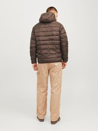 Jack & Jones JJVINCENT PUFFER HOOD - Lengva striukė - chocolate brown