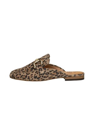 Platte, rugloze loafer met luipaardprint stof en gouden metalen gespsluiting, cognackleurige binnenzool en lage zwarte hak.