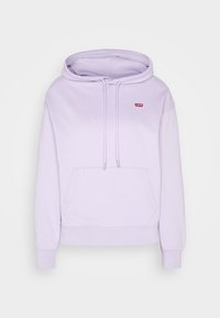 Felpa lavanda realizzata in morbido tessuto, con tasca a marsupio frontale, cappuccio con cordini e un piccolo logo rosso sul petto.