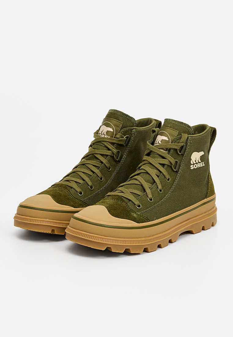 Militärgrüne High-Top-Sneaker aus Wildleder und Canvas, mit einer Gummisohle, runder Zehenpartie und der auffälligen Sorel-Logo auf der Seite.