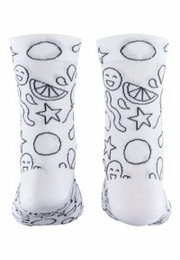 Witte katoen sokken met zwarte lijntekeningen van glimlachen, sterren, vormen en fruit, met een geribde boord en een gladde textuur.