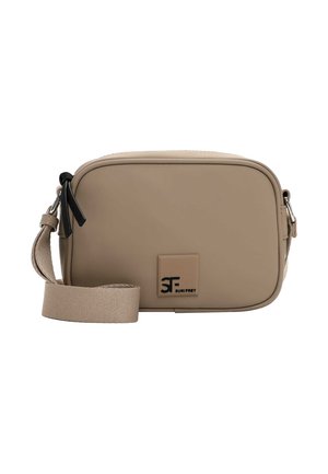 Beež värvi ristkere kott ristkülikukujulise vormiga, sileda sünteetilise materjaliga, musta tõmblukuga detail, reguleeritava kangast rihmaga. Esiküljel on logo.