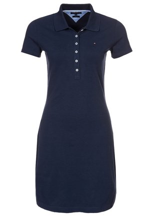 Robe polo bleu marine à manches courtes avec col, cinq boutons sur le devant et petit logo sur la poitrine gauche.