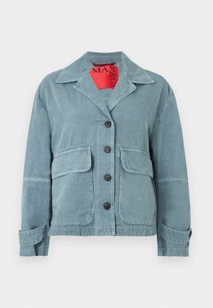 Veste bleue boutonnée avec col, deux grandes poches frontales à rabats et poignets à boutons, présentée sur un fond blanc.