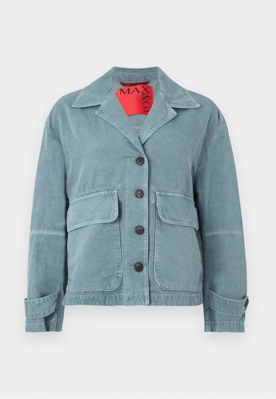 Veste bleue boutonnée avec col, deux grandes poches frontales à rabats et poignets à boutons, présentée sur un fond blanc.