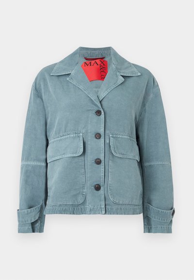 Veste bleue boutonnée avec col, deux grandes poches frontales à rabats et poignets à boutons, présentée sur un fond blanc.
