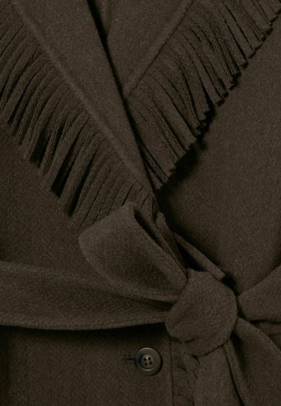 Cappotto di lana marrone con frange prominenti lungo il colletto, una cintura in vita annodabile e una chiusura a bottone per una vestibilità sicura.