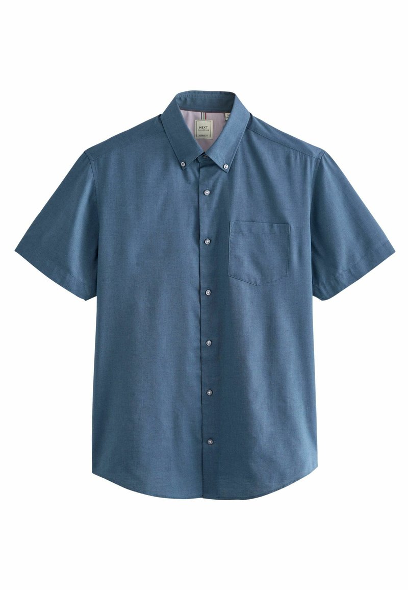Camisa de botones de manga corta en color verde azulado, confeccionada en una tela texturizada; cuenta con un bolsillo en el pecho y siete botones redondos a lo largo de la tapeta delantera.