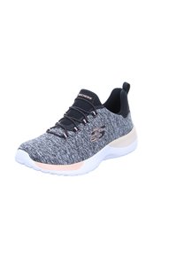 Schwarzer und grauer Sportschuh mit einer strukturierten gewebten Oberseite, pinken Akzenten, elastischen Schnürsenkeln und einer gepolsterten weißen Sohle.