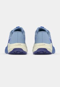 Μπλε παπούτσια για τρέξιμο με υφασμένο επάνω μέρος, που διαθέτουν σχέδιο σε ανοιχτό μπλε και μωβ, μαλακή εκρού μεσαία σόλα και μοβ εξωτερική σόλα από καουτσούκ.