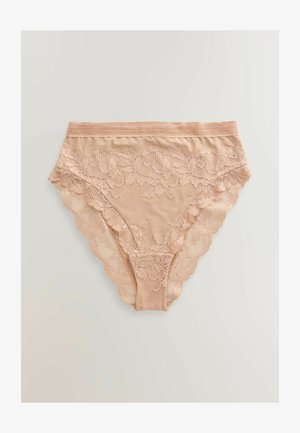 Koronkowe majtki w jasnym odcieniu nude, z kwiatowym wzorem, falbaniastymi krawędziami oraz gładkim pasem, wykonane z połączenia teksturowanych i przezroczystych materiałów.