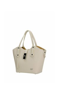 Sac à main en cuir texturé couleur crème avec double poignée, fermoir argenté à l'avant et petit logo métallique près de la base.