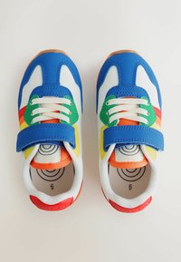 Värikkäät urheilukengät, joissa valkoinen pohja, sinisiä ja vihreitä yksityiskohtia, oransseja ja punaisia raitoja sekä tarranauhakiinnitys. Kuminen pohja ja teksturoidusta kankaasta valmistettu päällinen.