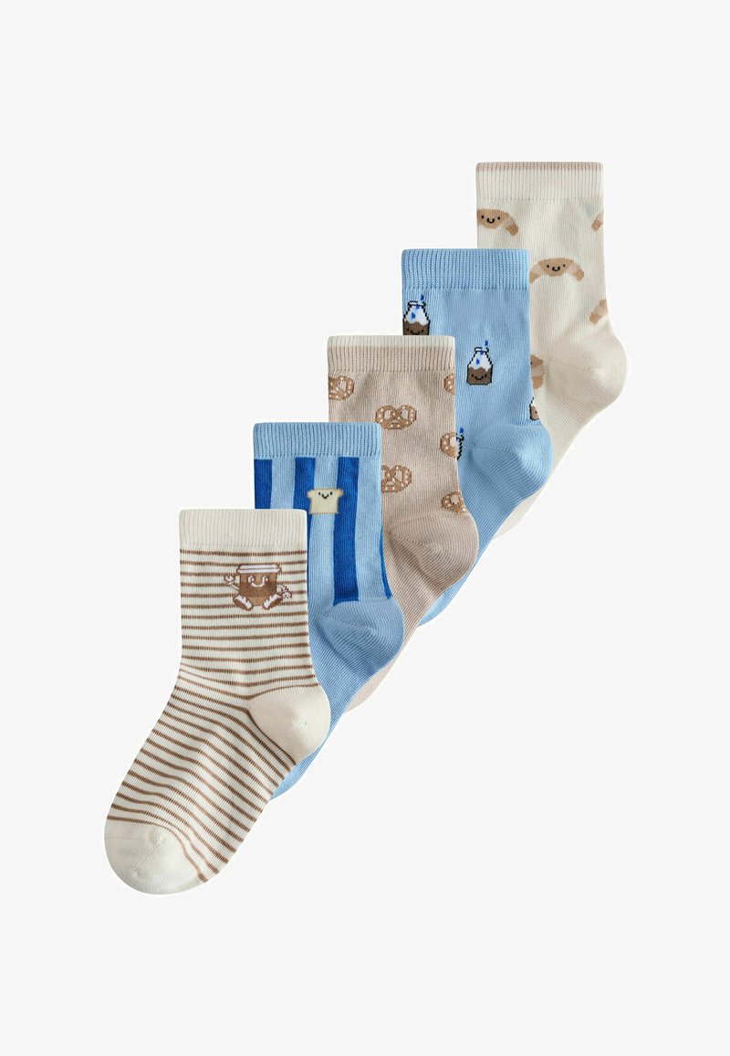 Pięć par dziecięcych skarpetek załogowych w beżowych i niebieskich tonach z wzorami tostów, kartonów mleka, precli i uśmiechniętych psów.