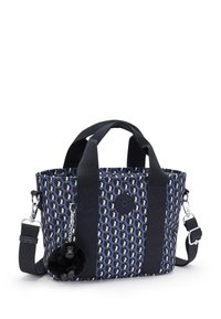 Borsa tote in tessuto a fantasia blu navy e bianco con manici neri, tracolla staccabile e accessorio pompon nero fuzzy.