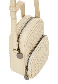 Borsa mini in pelle beige con texture intrecciata e due scomparti con zip. Dotata di tracolla regolabile e dettagli circolari sulle zip.