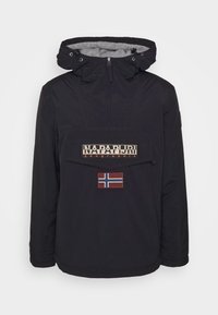 Czarna kurtka z kapturem, z przodu na zamek, z dużą kieszenią z klapą, na której znajduje się logo "Napapijri geographic" oraz naszywka z flagą Norwegii poniżej kieszeni.