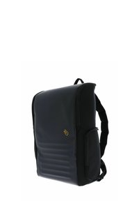 Sac à dos noir avec un extérieur lisse et rembourré, fermeture à glissière, bretelles réglables et poche latérale ; présente un accent de logo doré subtil.