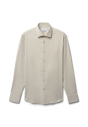 Chemise beige à manches longues en tissu lisse. Présente un col classique, une fermeture à boutons et des manches à poignets avec une silhouette propre et ajustée.