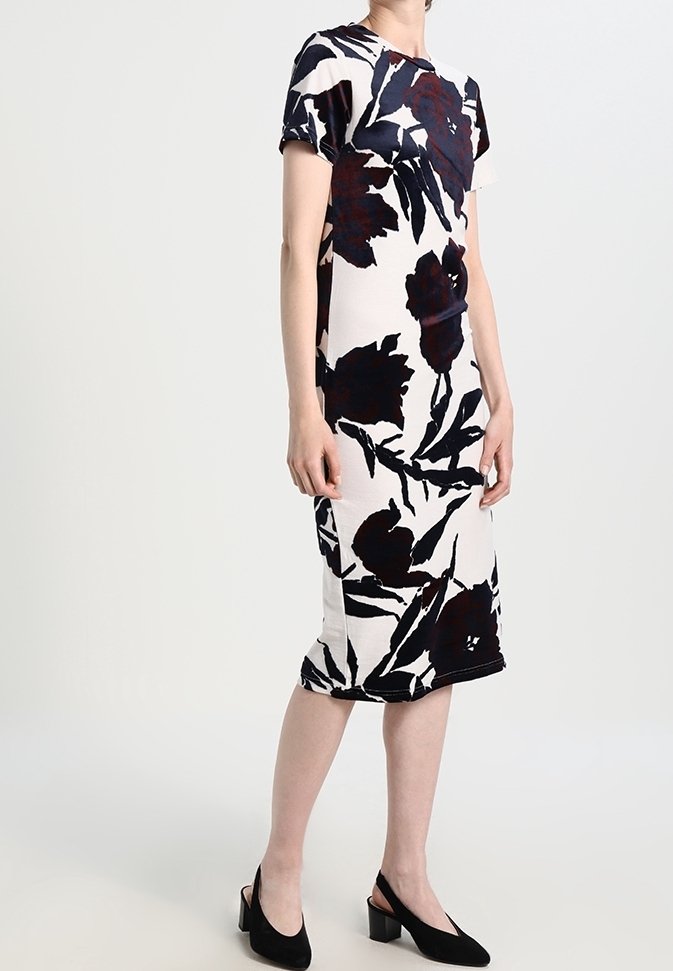 Sukienka w kwiatowy wzór z krótkimi rękawami, przedstawiająca ciemnoczerwone i czarne kwiaty na kremowym tle; długość do kolan i dopasowany krój.