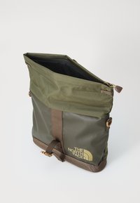 The North Face BASE CAMP SHOULDER BAG UNISEX - Sac bandoulière - new taupe green/smokey brown/utility brown