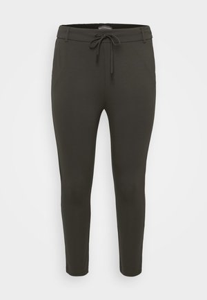 Tumedat rohelised, istuvad dressipüksid, mis on valmistatud pehmest materjalist, venitusvööga, millel on pael ja küljetaskud.