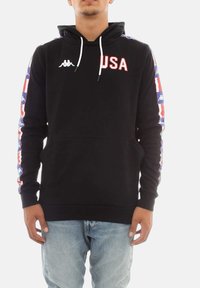 Felpa nera con cappuccio con la scritta "USA" in rosso bold, impreziosita da accenti a strisce colorate sulle maniche. Realizzata in un tessuto morbido, include una tasca frontale e cordini per il cappuccio.