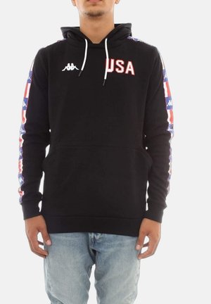 Felpa nera con cappuccio con la scritta "USA" in rosso bold, impreziosita da accenti a strisce colorate sulle maniche. Realizzata in un tessuto morbido, include una tasca frontale e cordini per il cappuccio.