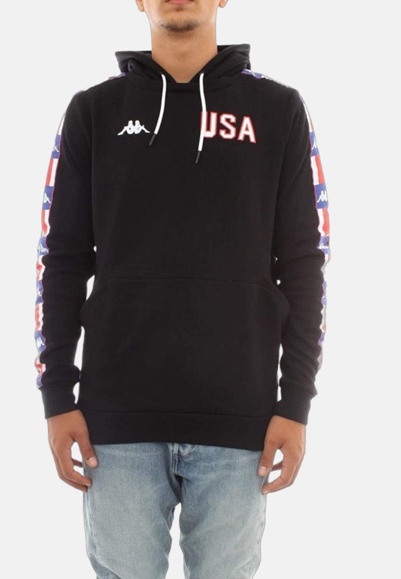 Felpa nera con cappuccio con la scritta "USA" in rosso bold, impreziosita da accenti a strisce colorate sulle maniche. Realizzata in un tessuto morbido, include una tasca frontale e cordini per il cappuccio.