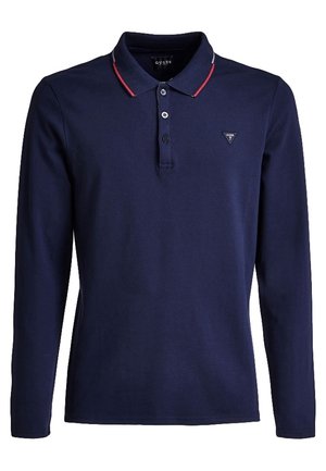 Marineblaues Polohemd mit langen Ärmeln, drei Knöpfen, rotem und weißem Besatz am Kragen sowie kleinem dreieckigem Guess-Logo auf der Brust.