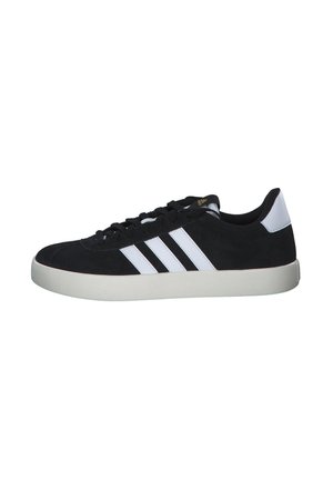 Sneaker in camoscio nero con design a tre strisce bianche, punta tonda, lacci neri e suola in gomma bianca. Stile minimalista con texture morbida.