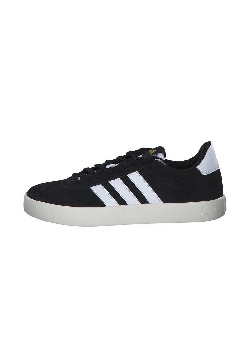 Sneaker in camoscio nero con design a tre strisce bianche, punta tonda, lacci neri e suola in gomma bianca. Stile minimalista con texture morbida.
