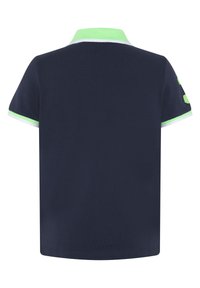 Marineblaues Poloshirt mit grünem Kragen und weißen Akzenten; kurze Ärmel mit grünen Details; aus strukturiertem Baumwollmaterial gefertigt.