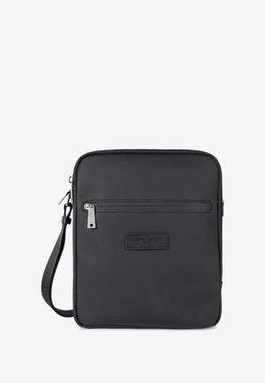 Borsa a tracolla sintetica nera con cerniera superiore, tasca anteriore con cerniera e tracolla regolabile. Presenta una superficie texturizzata e un'etichetta con il marchio.