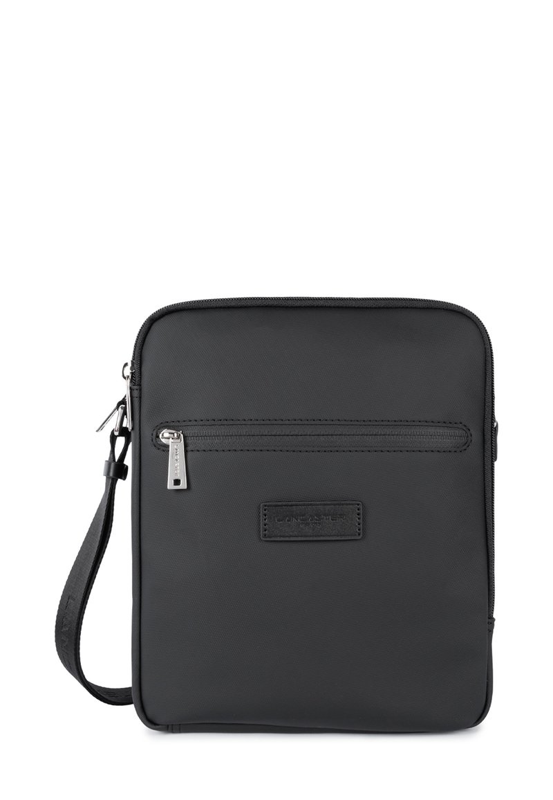 Borsa a tracolla sintetica nera con cerniera superiore, tasca anteriore con cerniera e tracolla regolabile. Presenta una superficie texturizzata e un'etichetta con il marchio.